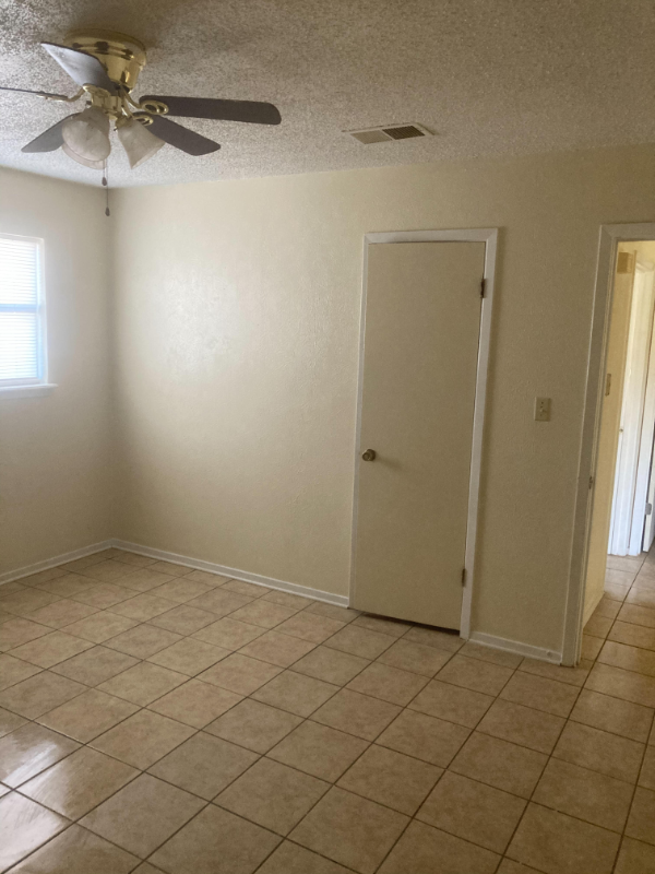 505 Hackberry St - Photo 2 of 8