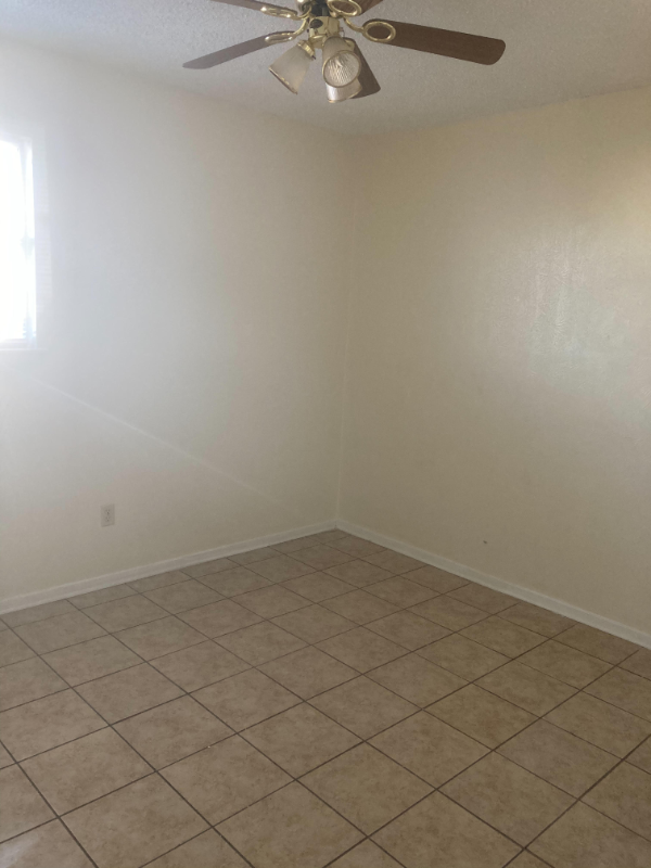 505 Hackberry St - Photo 4 of 8