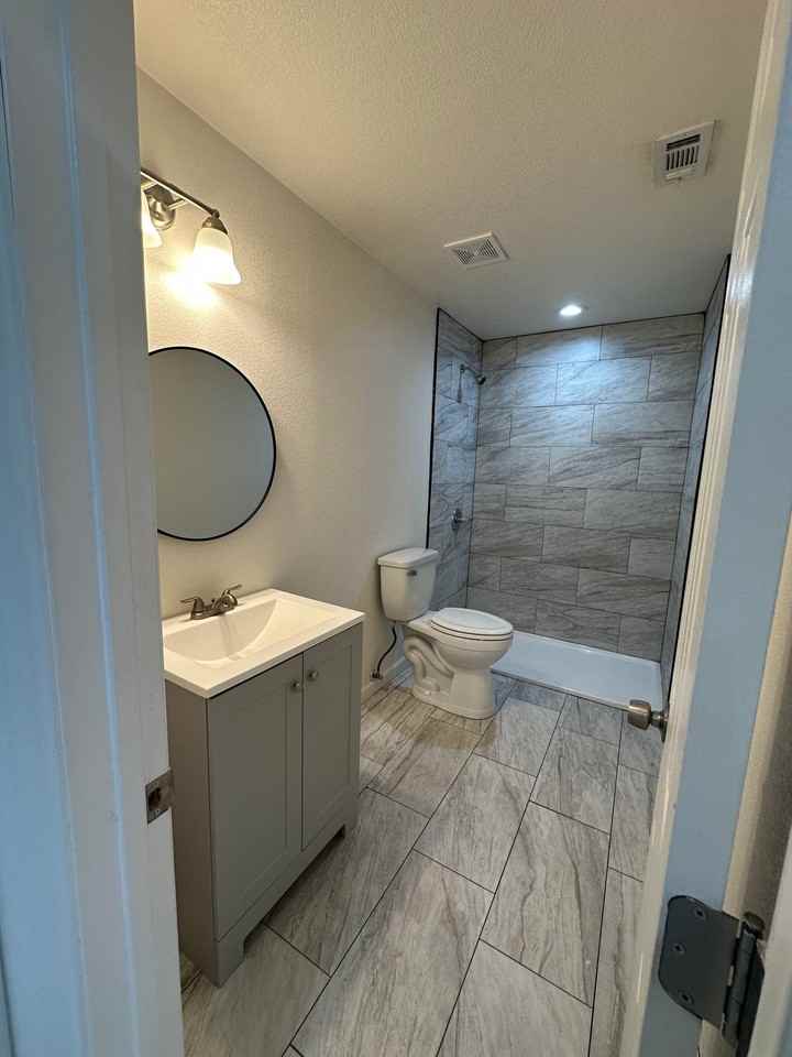 1802 N Cambridge Ave #A - Photo 4 of 5