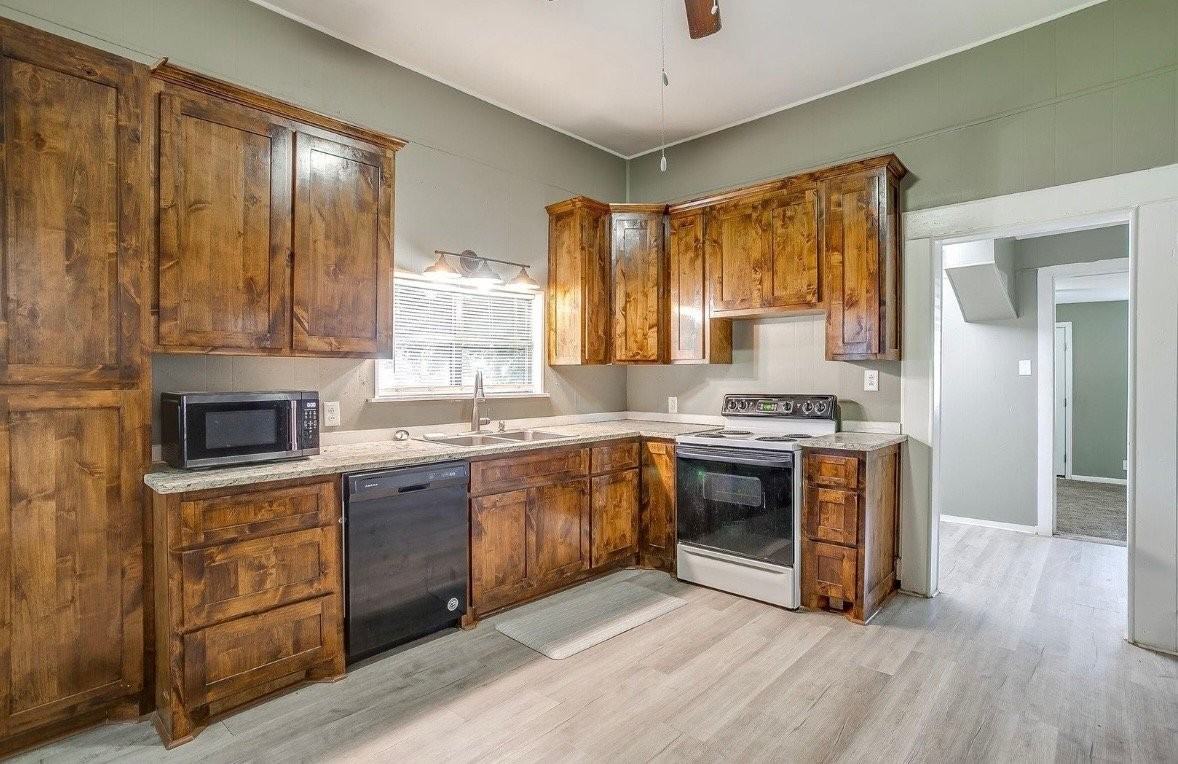 575 W Green St - Photo 4 of 8