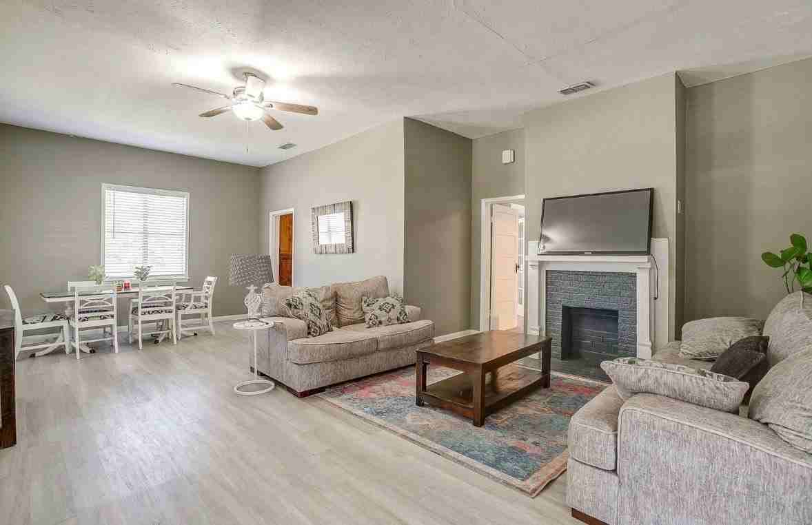 575 W Green St - Photo 5 of 8