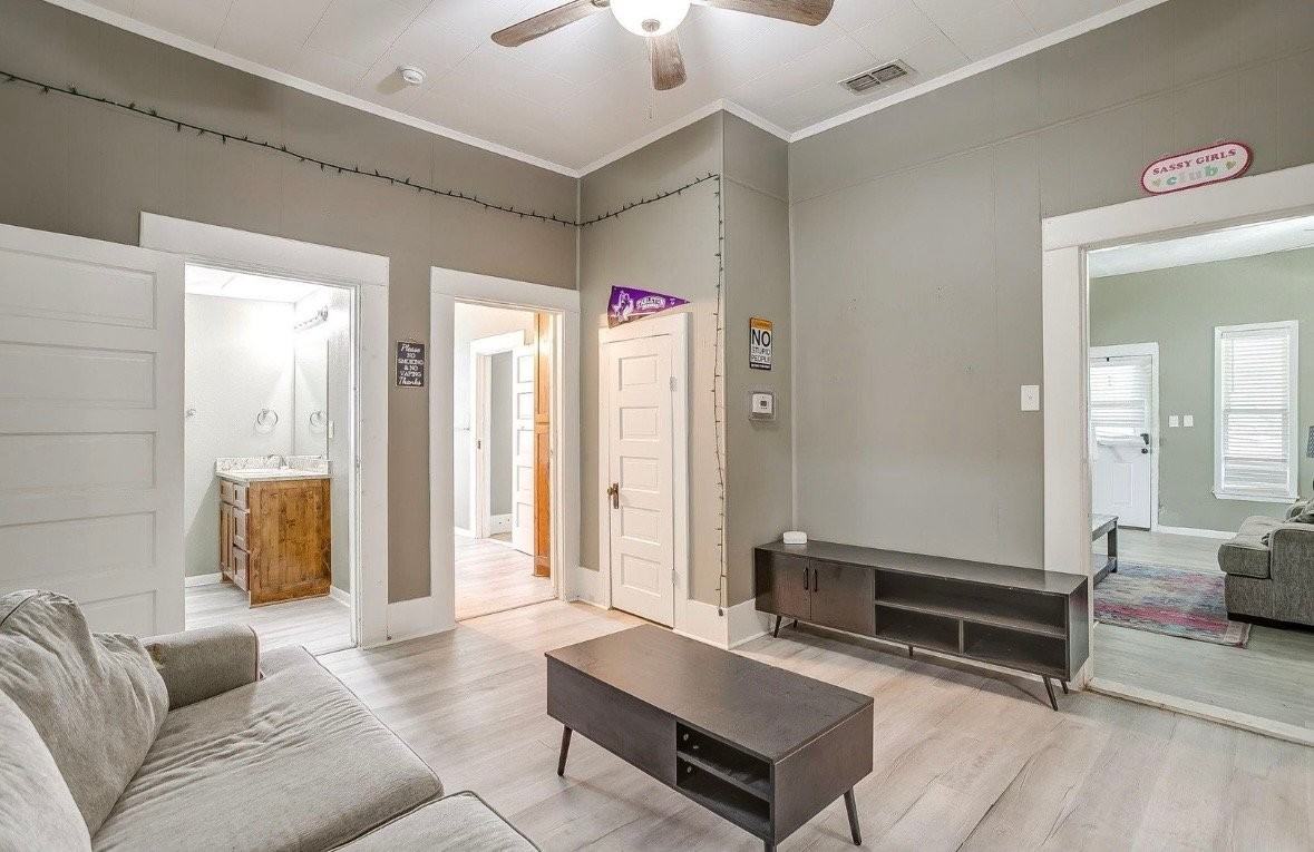 575 W Green St - Photo 6 of 8