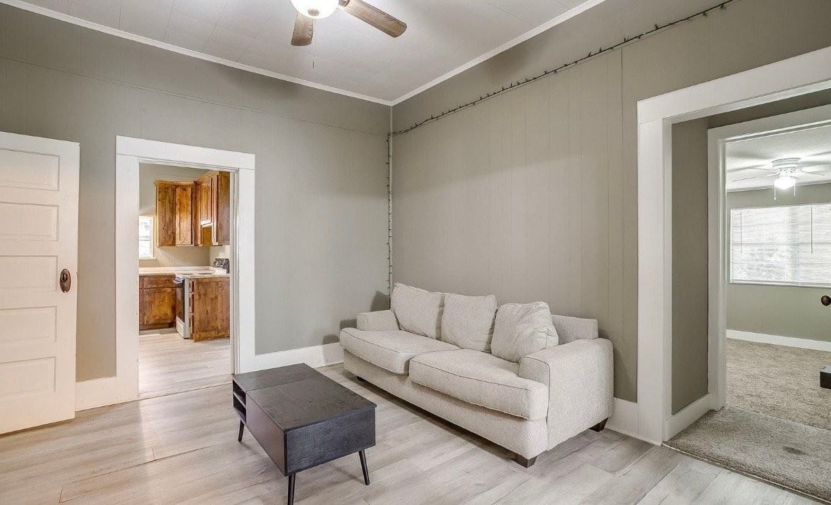 575 W Green St - Photo 7 of 8