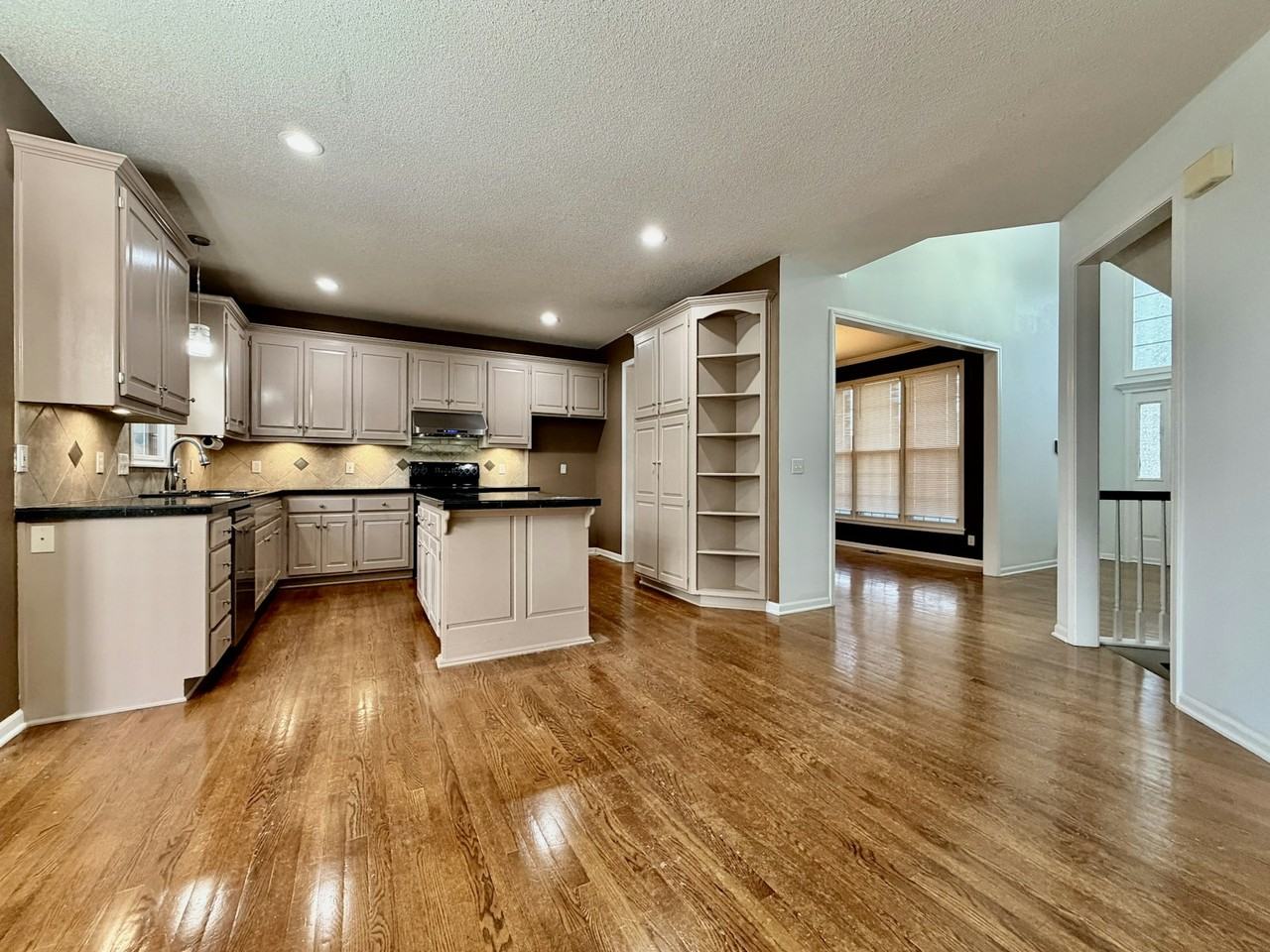 8206 West 127th Place - Photo 5 of 30