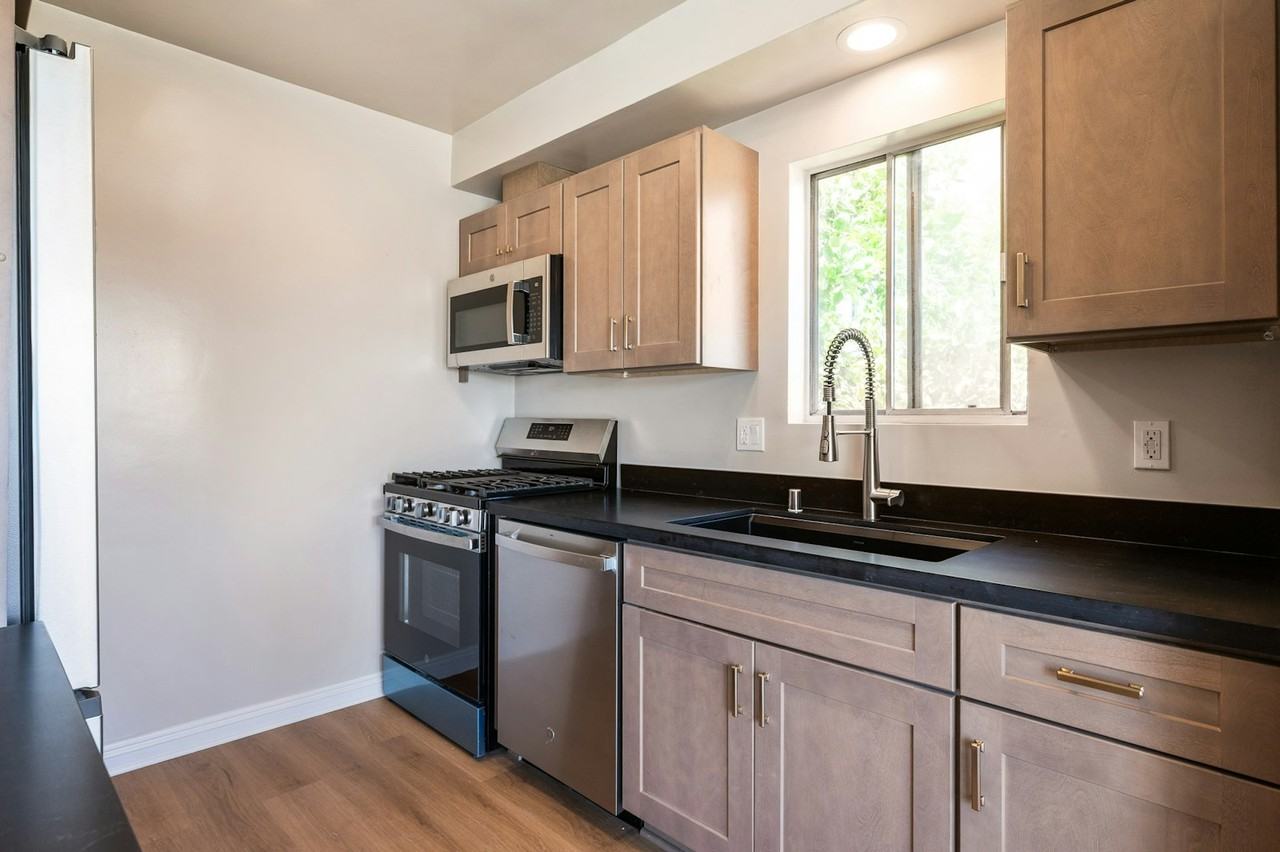 2508 Aviation Boulevard, Unit B - Photo 3 of 37