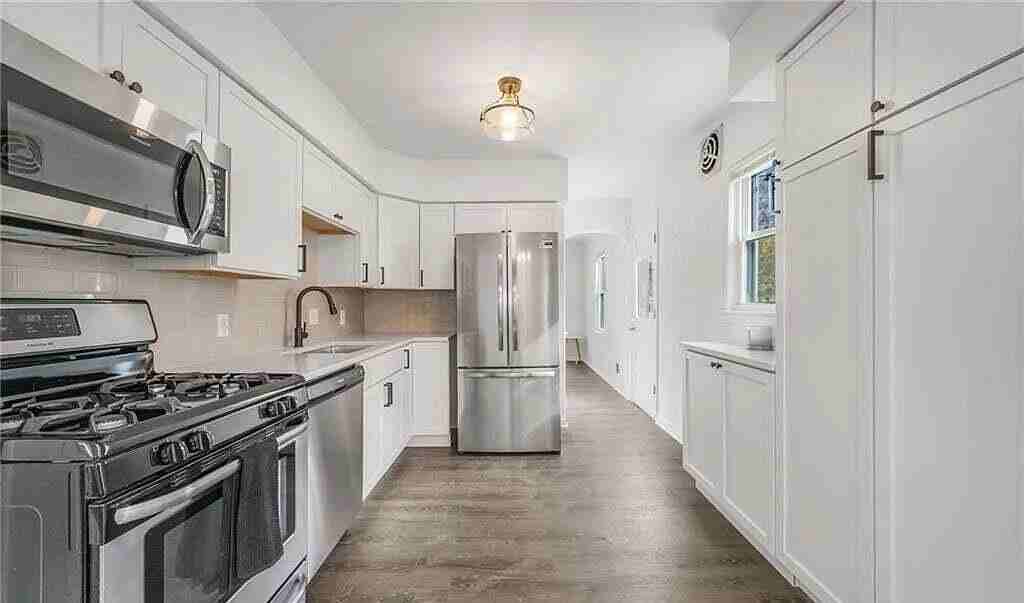 1027 Michigan Ave - Photo 2 of 6
