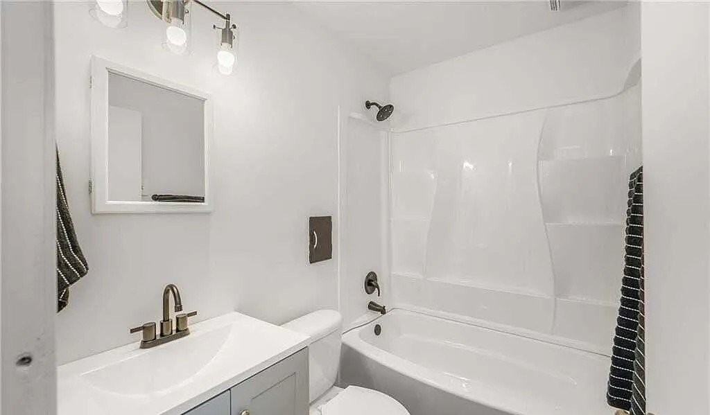 1027 Michigan Ave - Photo 4 of 6