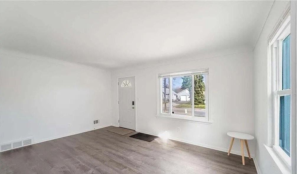 1027 Michigan Ave - Photo 5 of 6