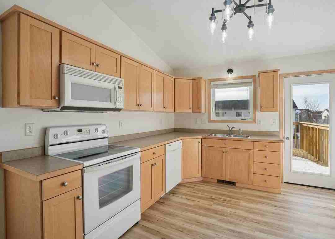 1051 38 1/2 Ave W - Photo 5 of 14