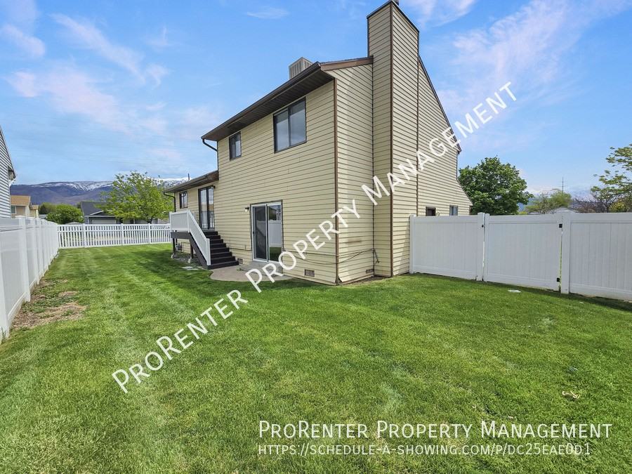 239 E 975 S - Photo 3 of 23