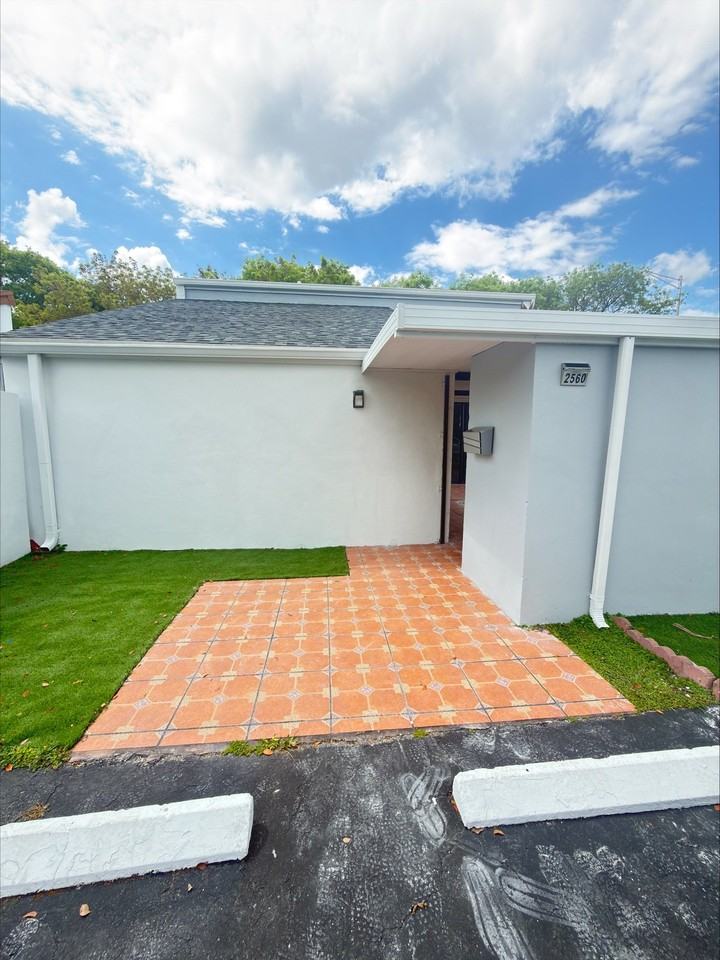 2560 Sw 122nd Ct - Photo 2 of 20