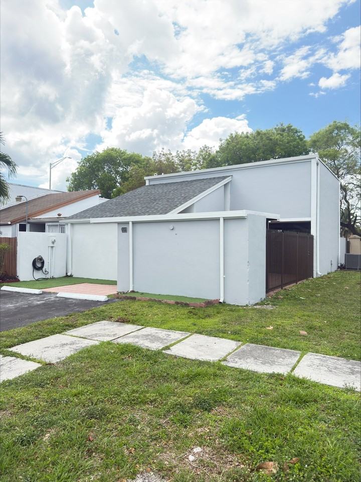 2560 Sw 122nd Ct - Photo 4 of 20