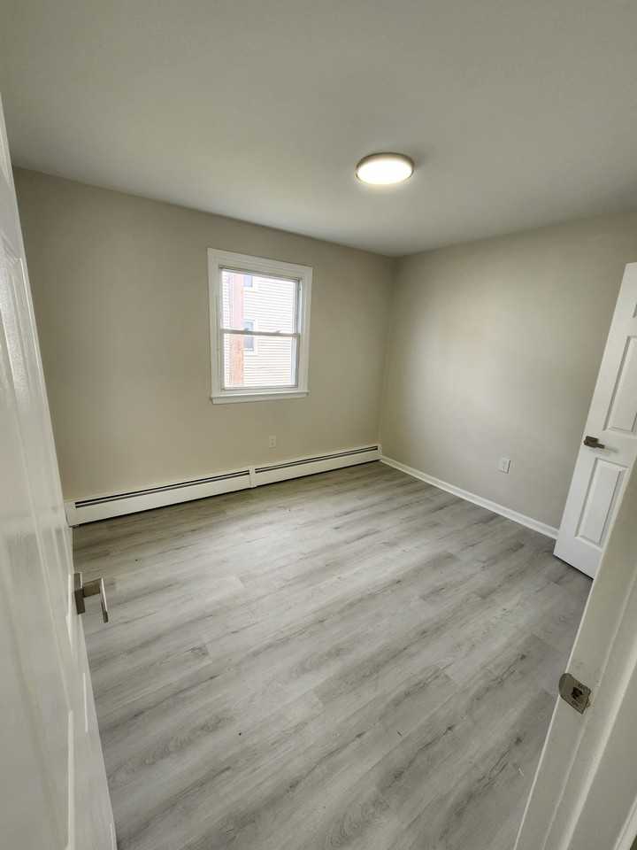 1919 N Missouri Ave - Photo 3 of 12
