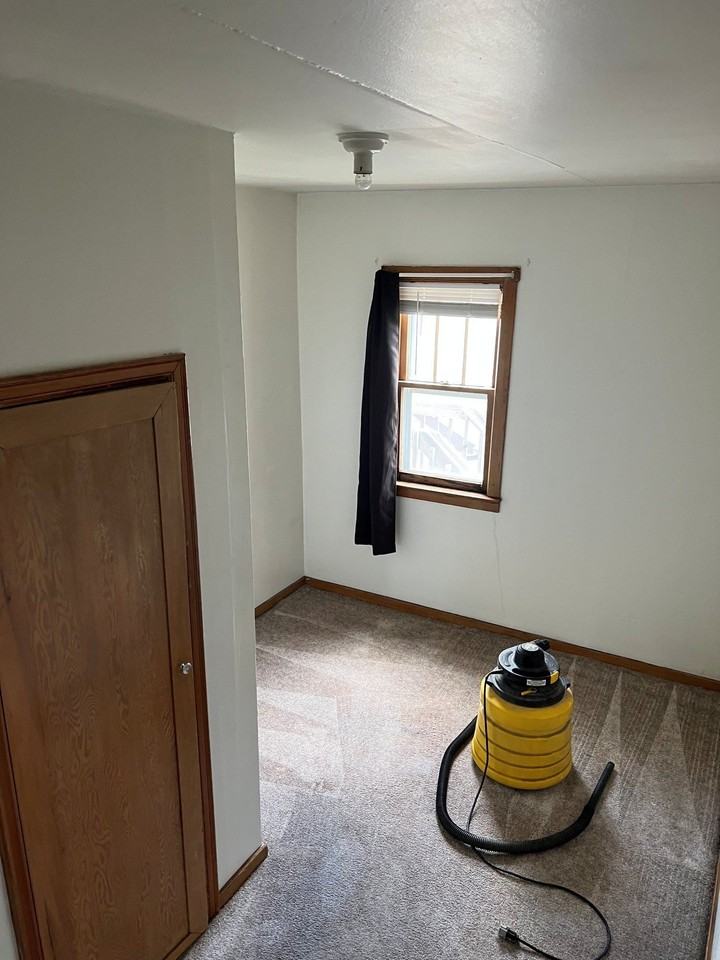 1025 N 13th St #F - Photo 3 of 8