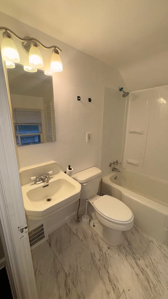 5566 Beechwood Ave - Photo 5 of 10