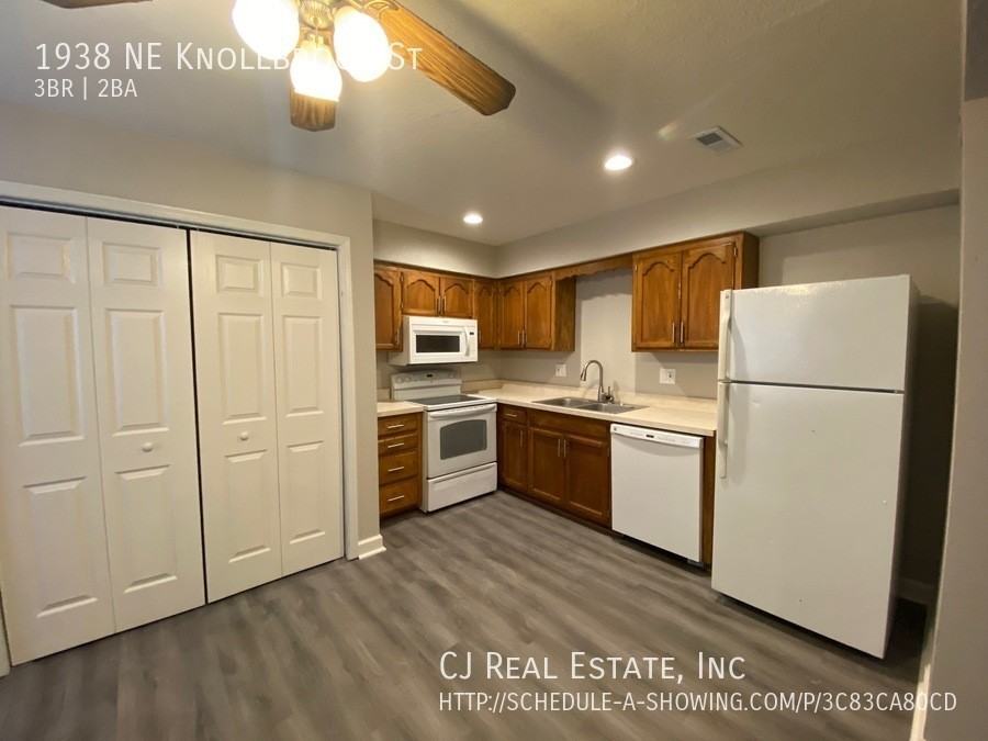 1938 Ne Knollbrook St - Photo 4 of 11