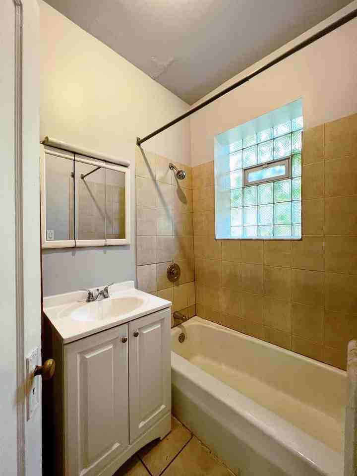 2317 W Eastwood Ave #2W - Photo 7 of 8