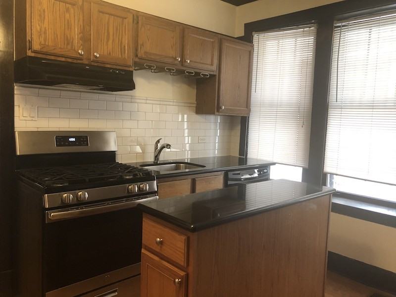 1032 W Oakdale Ave #1 - Photo 4 of 16