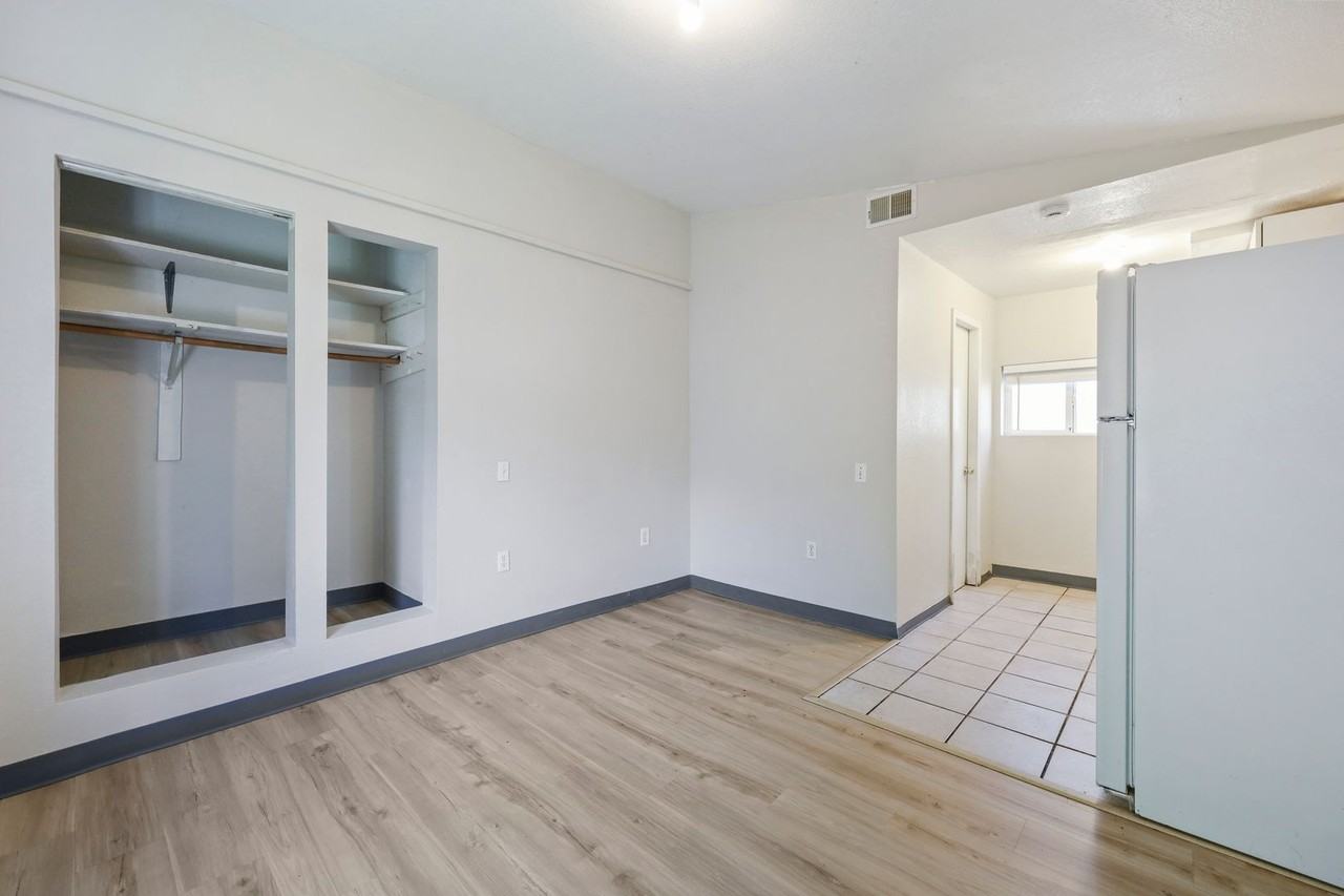 NE Ainsworth - Photo 2 of 6