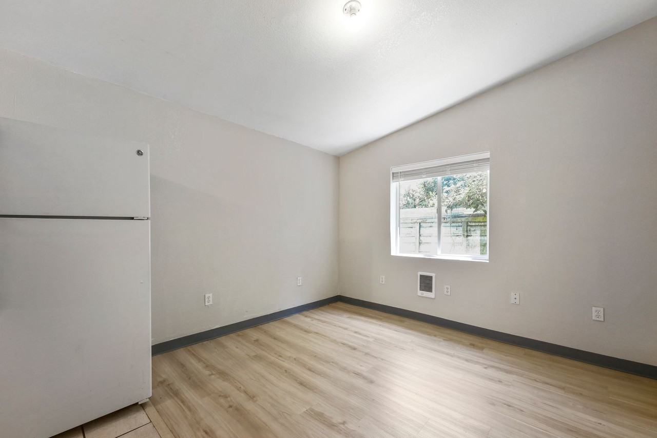NE Ainsworth - Photo 3 of 6