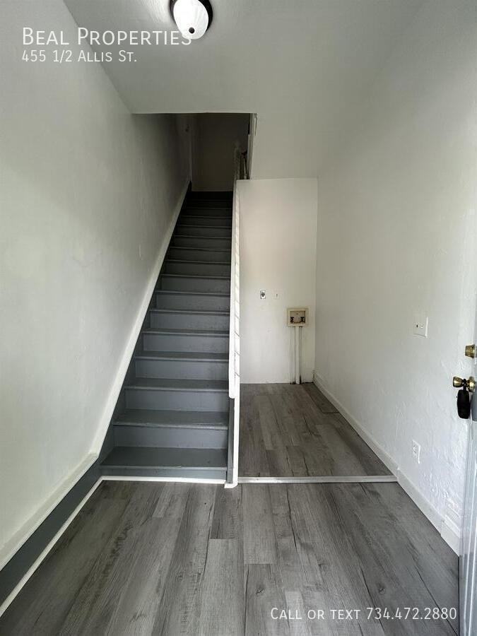 455 1/2 Allis St - Photo 3 of 16
