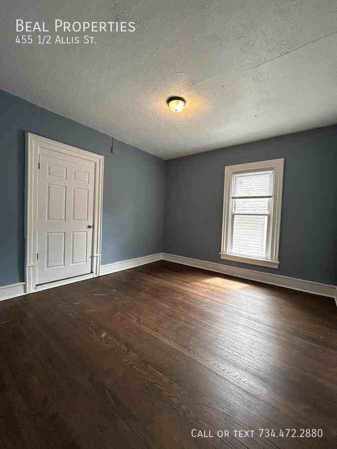 455 1/2 Allis St - Photo 5 of 16