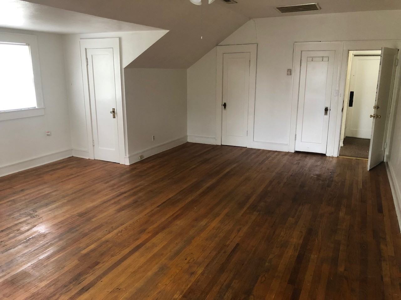 106 N Houston St - Photo 2 of 7