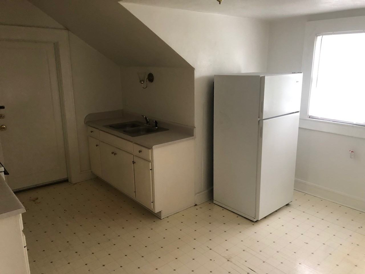 106 N Houston St - Photo 4 of 7