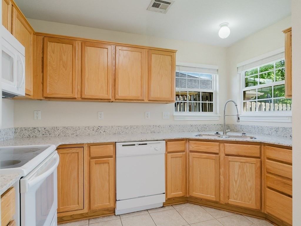 1105 Sw Cabriolet St - Photo 7 of 27