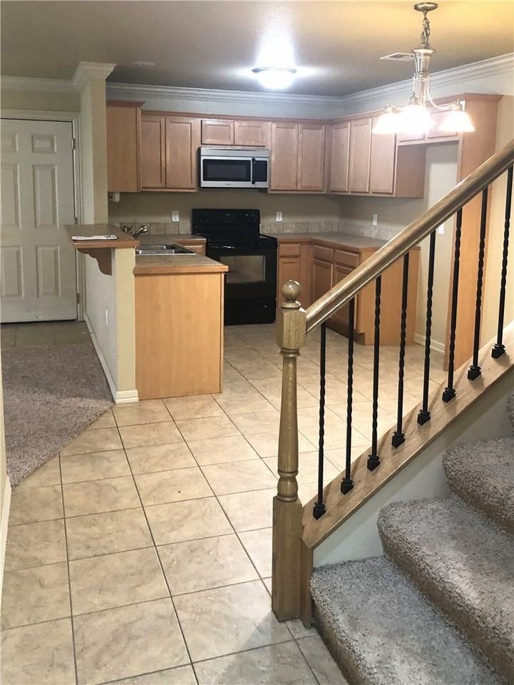10 S Woodsprings Dr - Photo 3 of 11