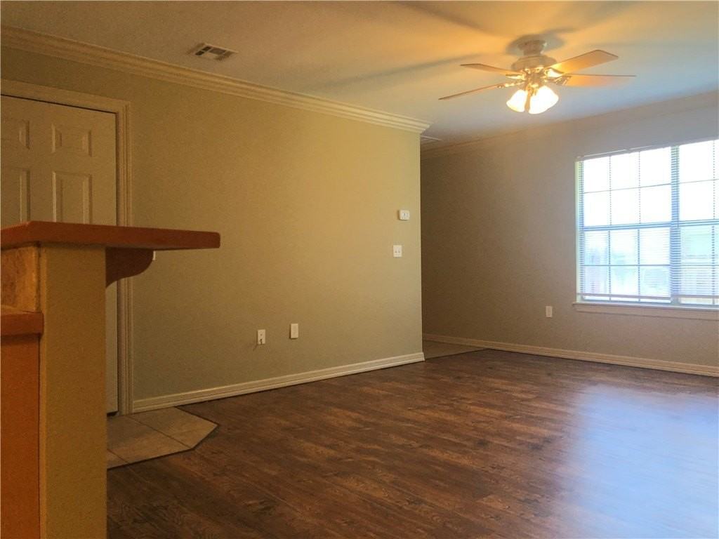 10 S Woodsprings Dr - Photo 4 of 11