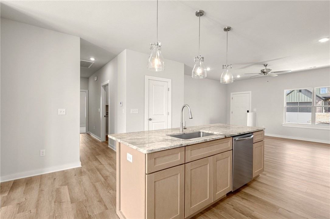 2302 N Presley St - Photo 5 of 31
