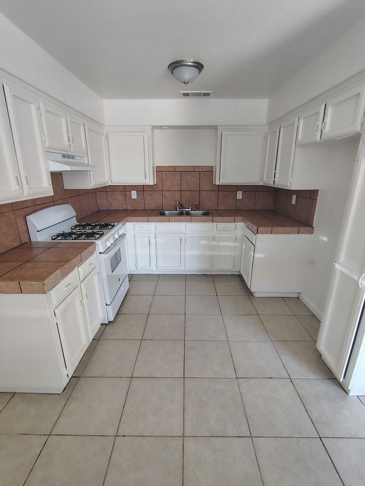 2 Bed / 1 Bath – Gated Unit with Private Patio | Bakersfield - Photo 4 of 26