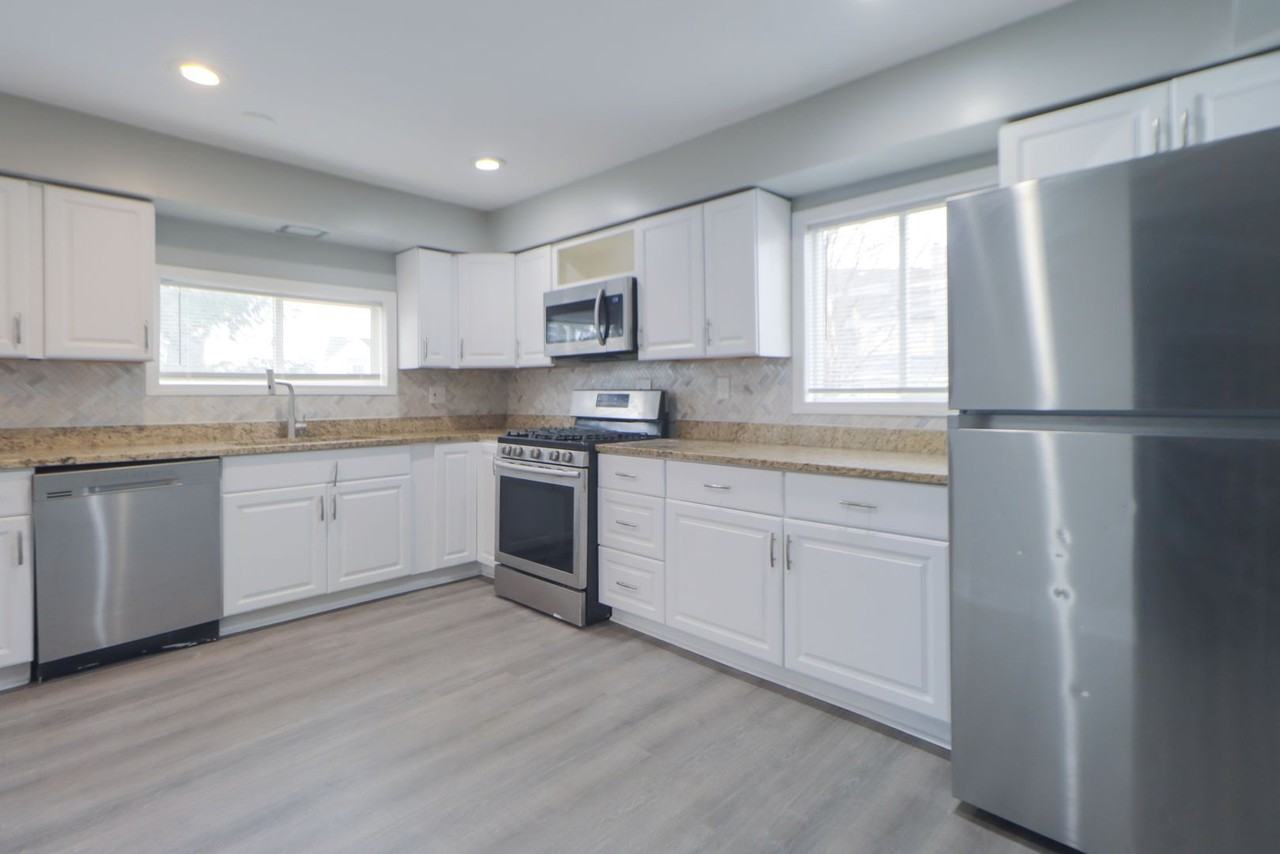 2502 E 140th Pl - Photo 2 of 11