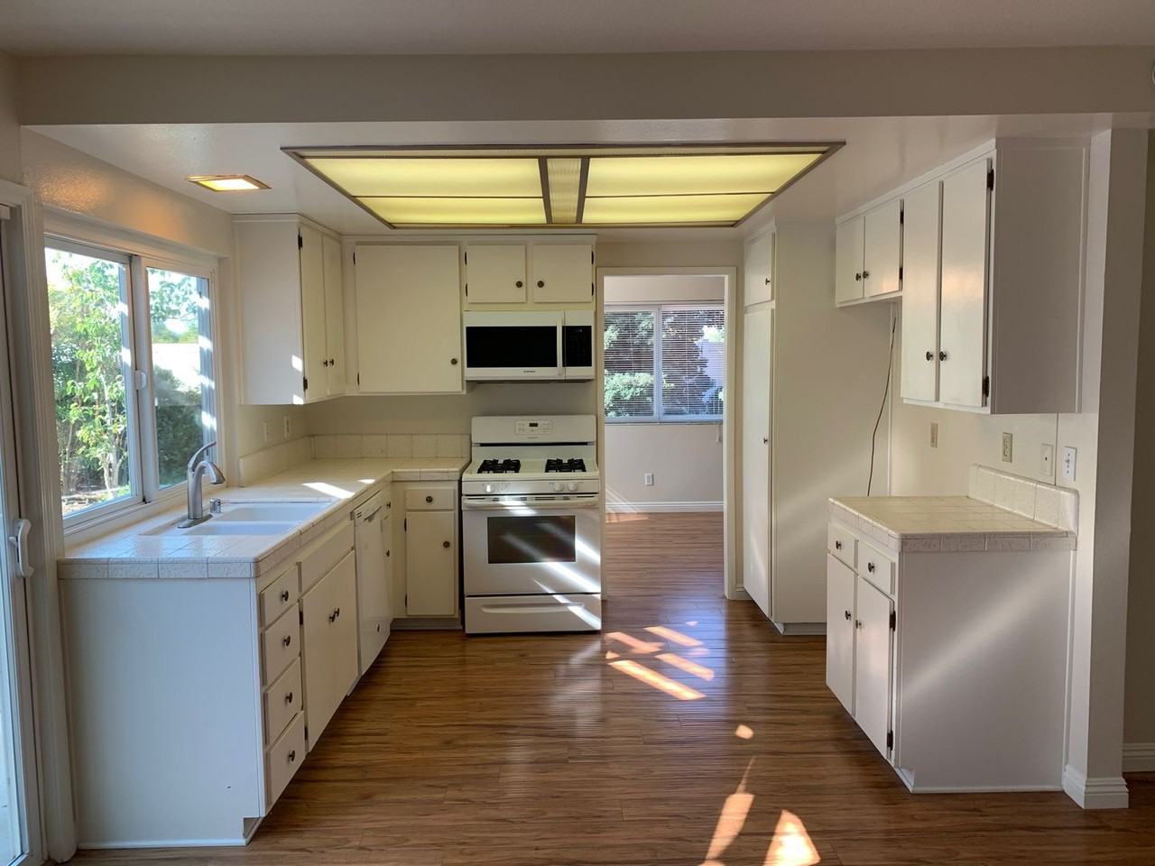 3061 Rollings Ave - Photo 3 of 16