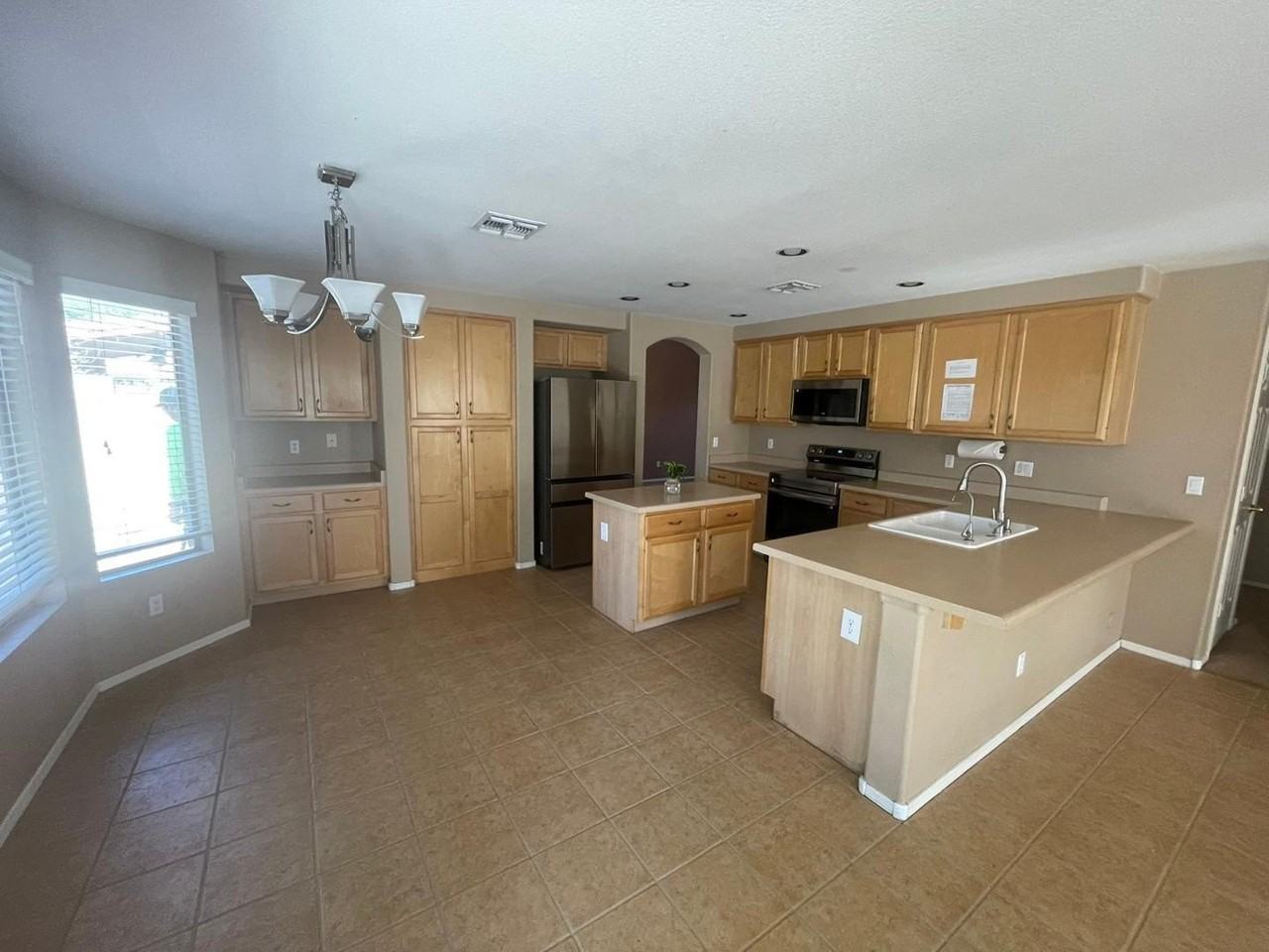 1053 W Bruce Ave - Photo 4 of 18