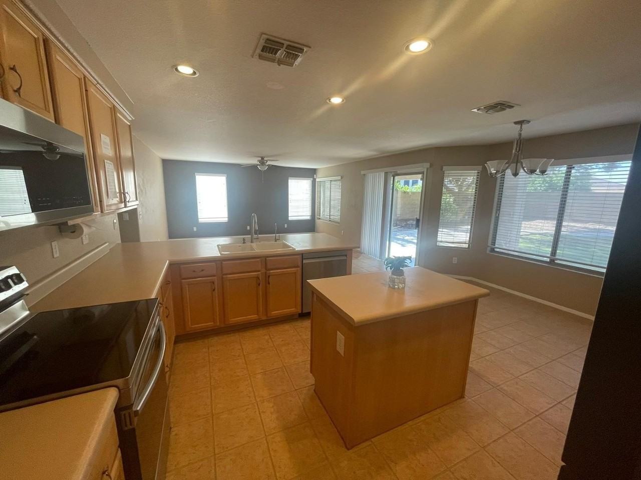 1053 W Bruce Ave - Photo 5 of 18