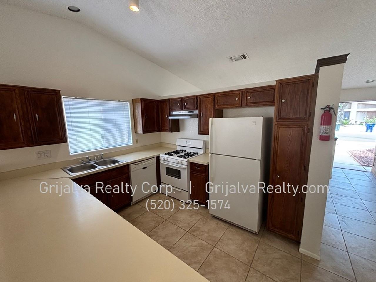 1821 W Mountain Oak Ln - Photo 4 of 15