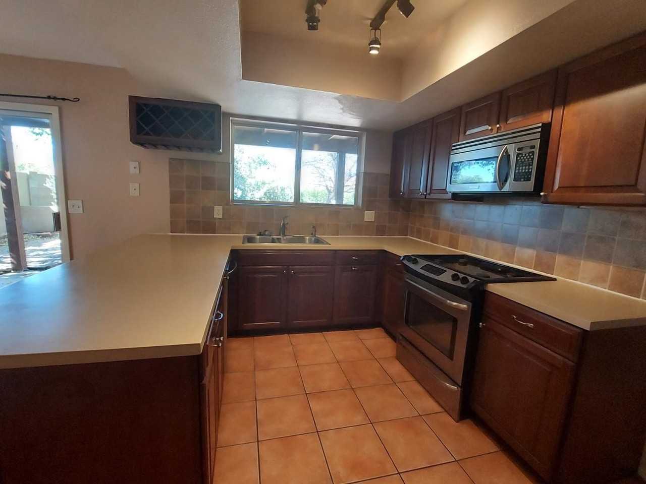 2604 Inverrary Dr - Photo 5 of 16
