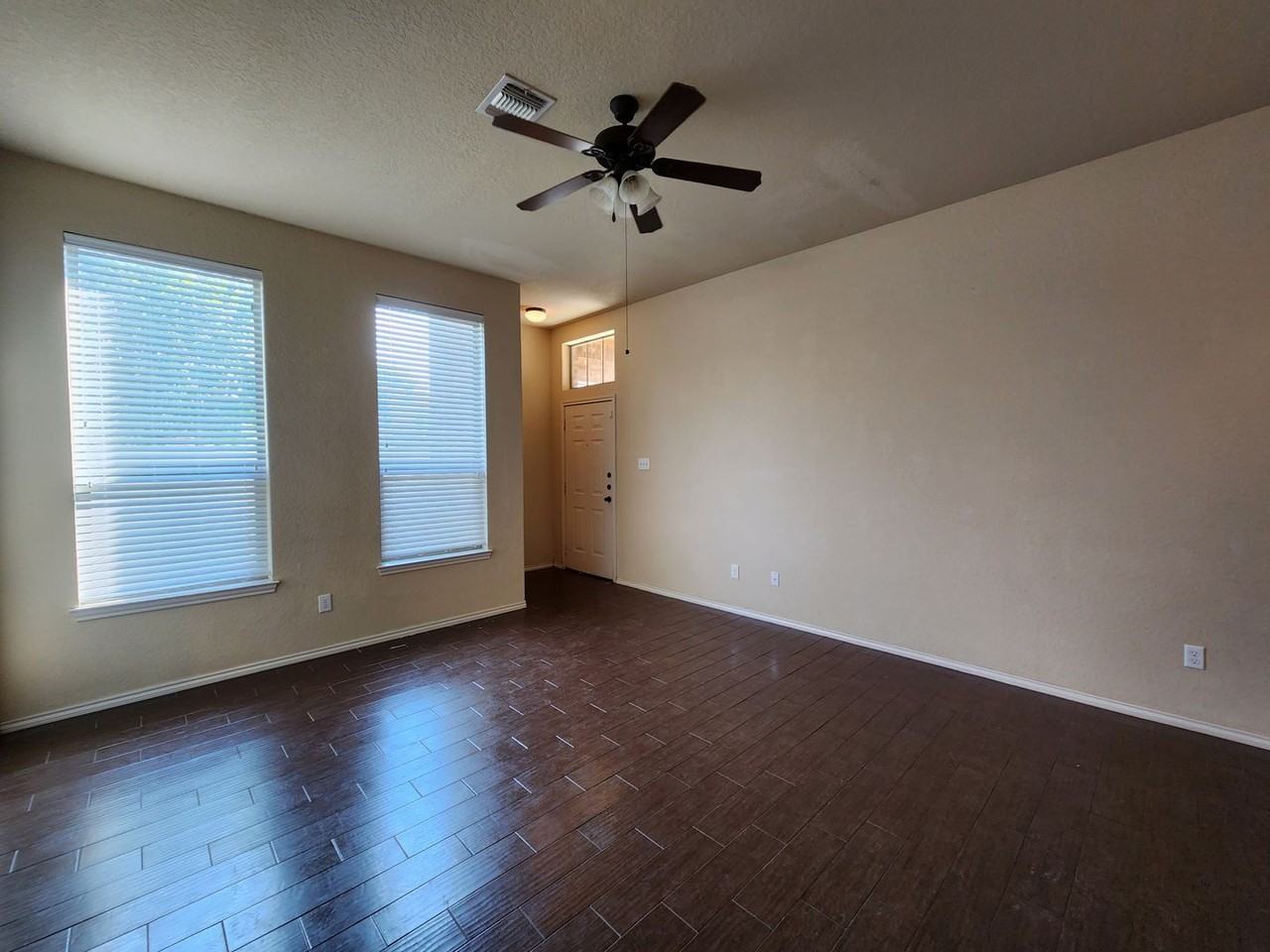 501 Creekside Cir - Photo 4 of 28