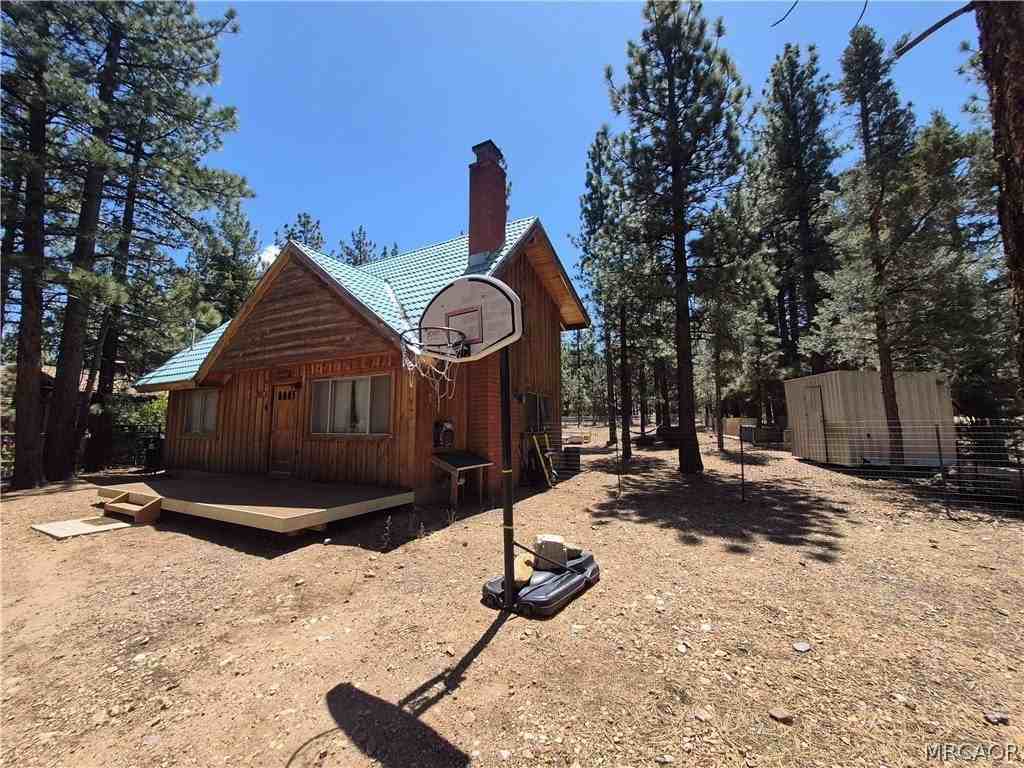 2052 Mahogany Ln - Photo 2 of 5
