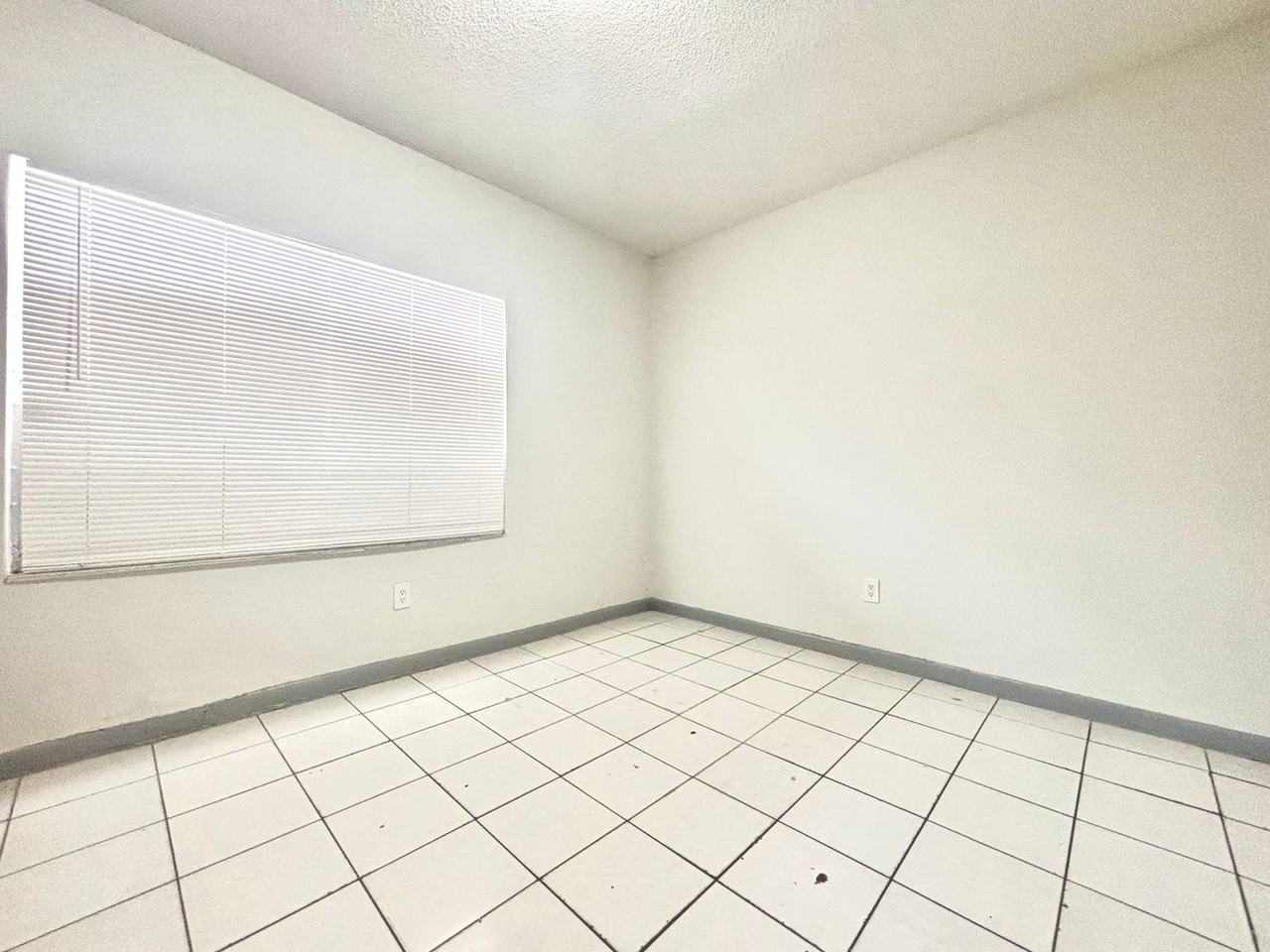 1218 Nw 8th Pl - Photo 7 of 11