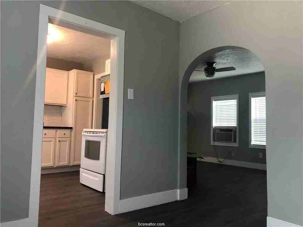 1704 Baker Ave - Photo 4 of 12
