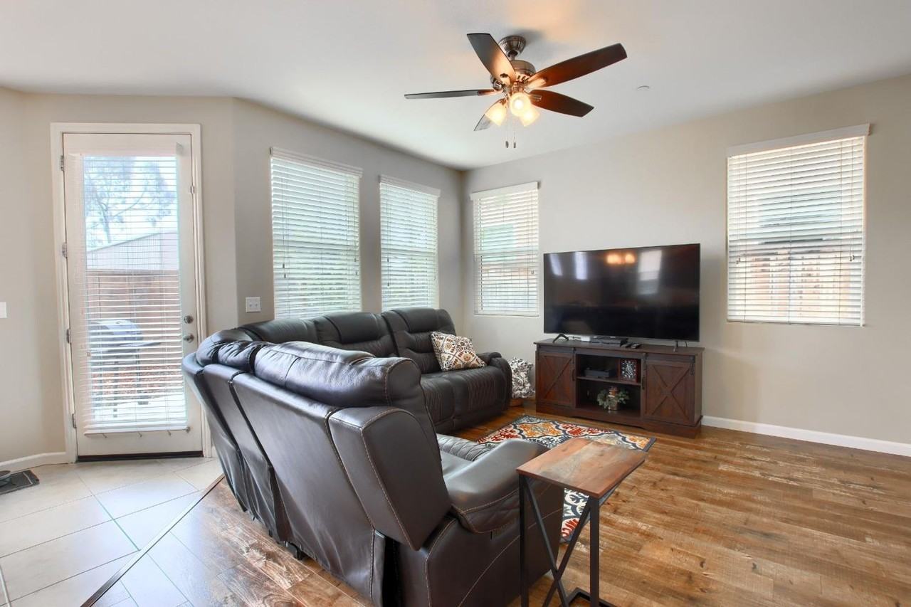 3696 Richmond Ave - Photo 7 of 26