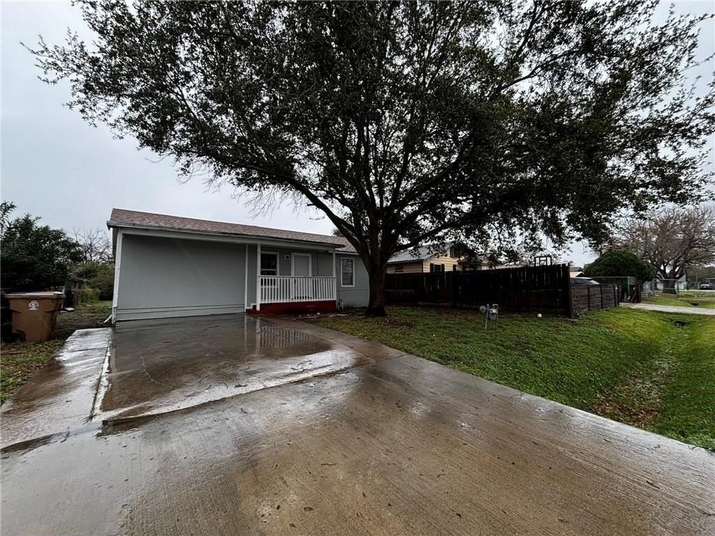 1217 Baywood Ln - Photo 3 of 16