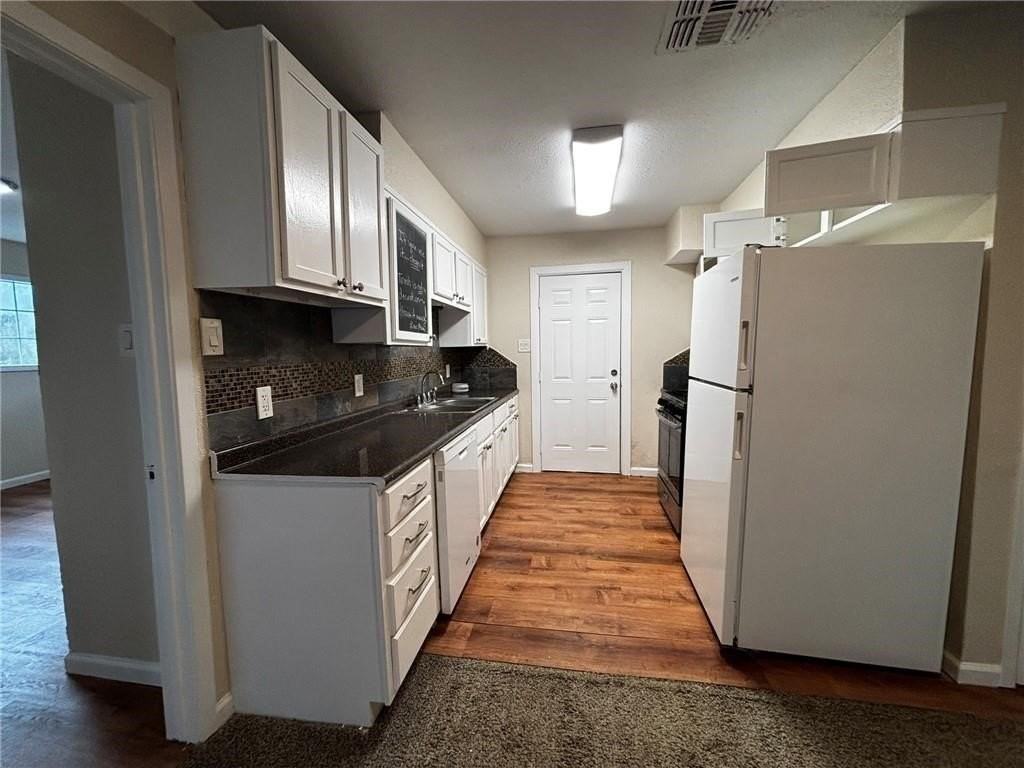 1217 Baywood Ln - Photo 5 of 16