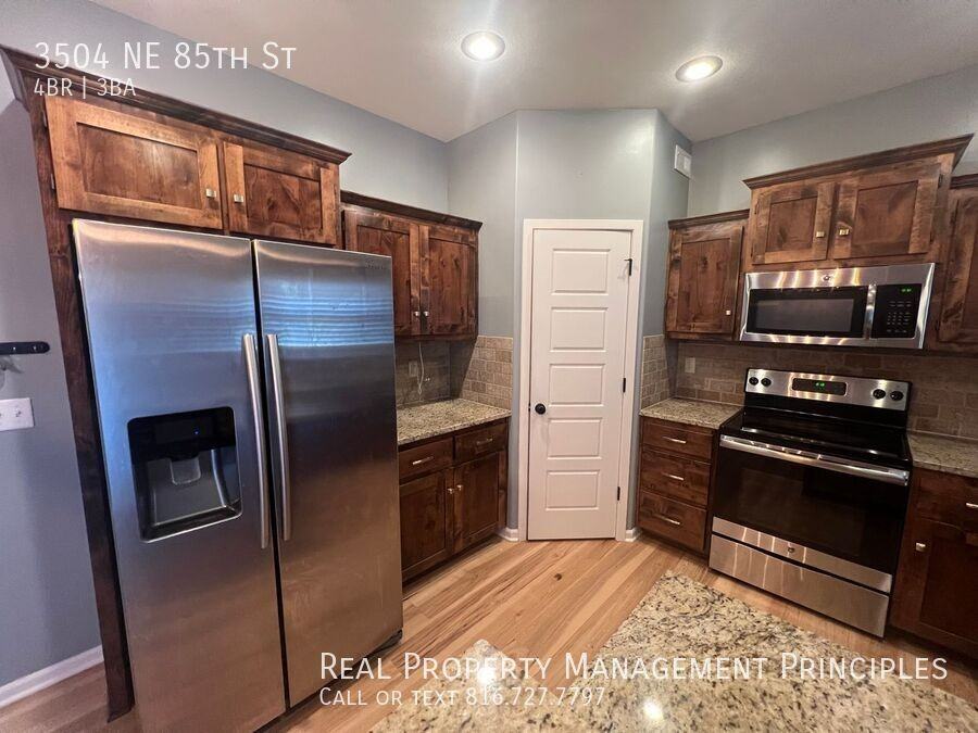 3504 Ne 85th St - Photo 6 of 23