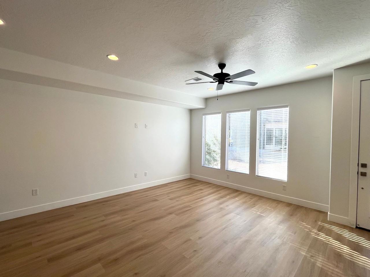 2690 E Wake Forest Ln - Photo 5 of 25