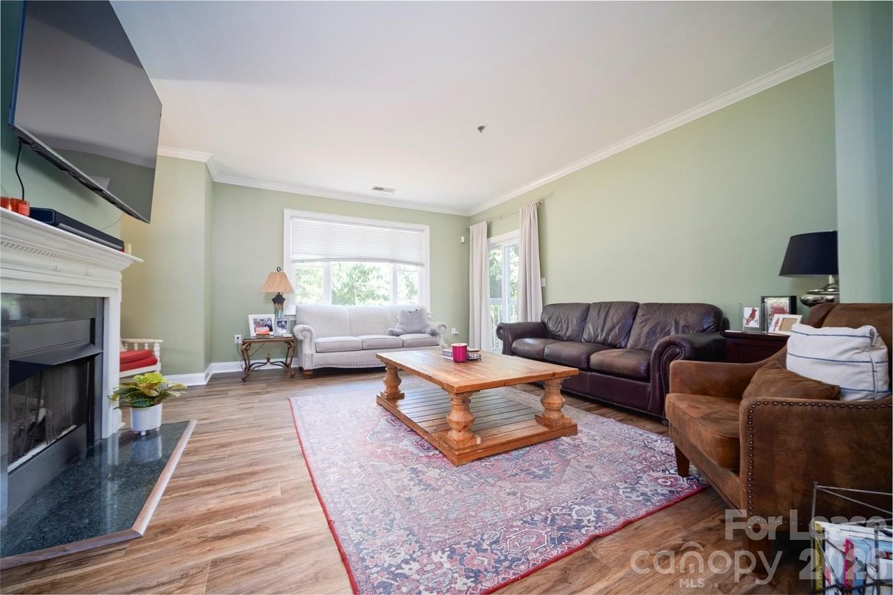 5609 Fairview Rd - Photo 3 of 34