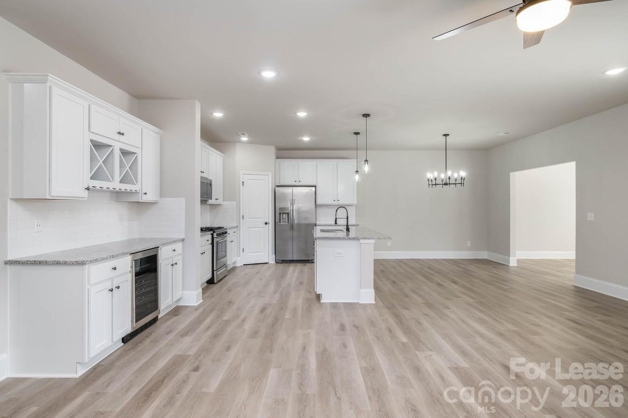 2507 Lynbridge Dr - Photo 4 of 32